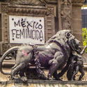 Mujeres restauradoras se pronuncian ante las pintas de los monumentos en la Ciudad de México - Image 1 of 4