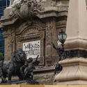 Mujeres restauradoras se pronuncian ante las pintas de los monumentos en la Ciudad de México - Image 3 of 4