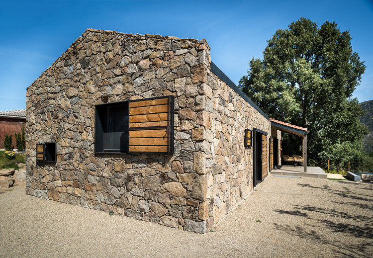 Casa madriguera / Lado Blanco Arquitecturas - Casas, Fachada, Puerta