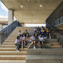 Colegio distrital Rogelio Salmona / FP Arquitectura - Escuelas, Escaleras, Barandas, Fachada