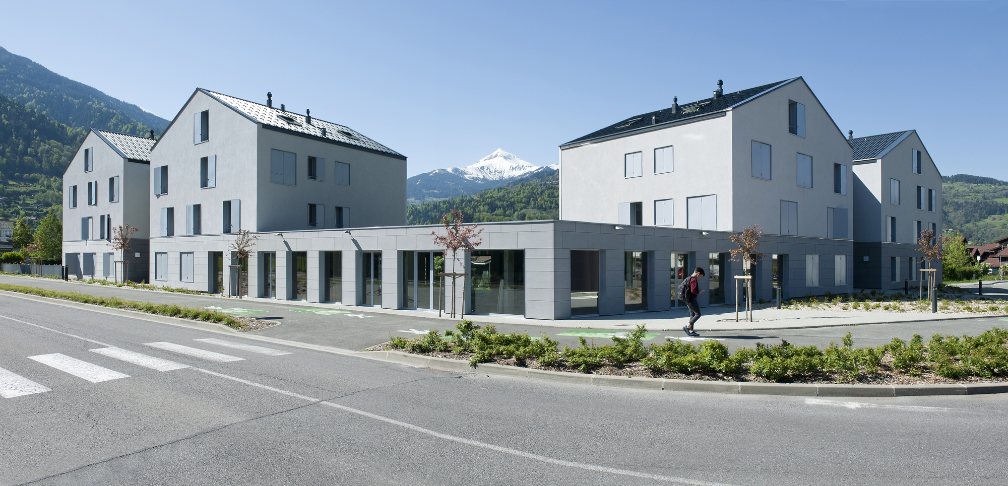 Passy 25 Collective Housing Unit and Commercial Spaces / Maisonnet