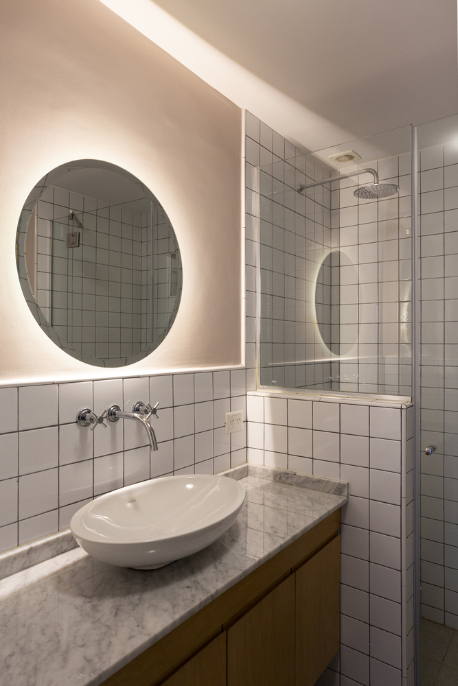 Gallery of Walk-in Showers Without Doors or Curtains: Design Tips and ...