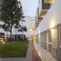 Edificio Santa Rosa / David Mutal Arquitectos - Apartamentos, Patio interior, Fachada, Puerta, Barandas, Iluminación