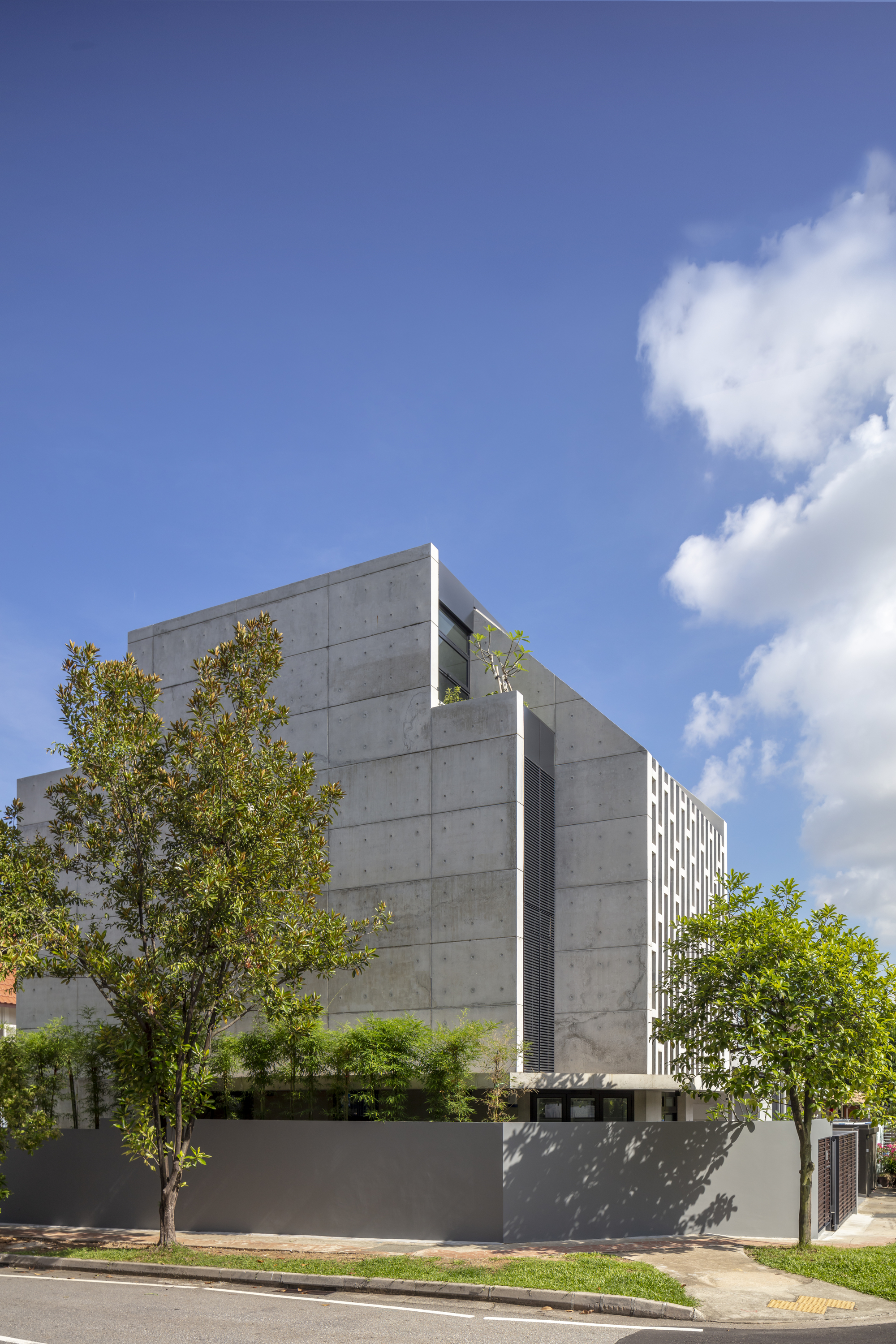 Galería de Casa sombras / HYLA Architects 12