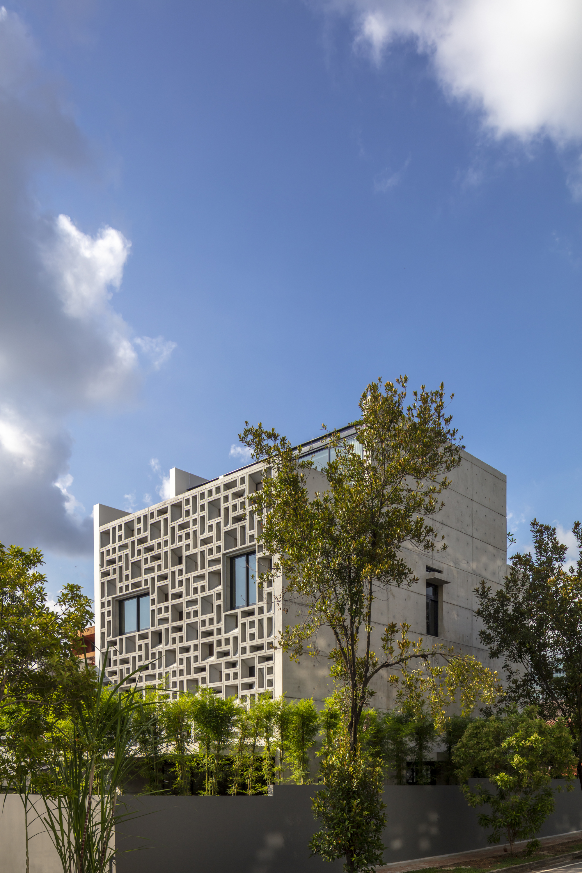 Galería de Casa sombras / HYLA Architects 20