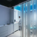 Clínica Odontológica La Sierra / gon architects + Ana Torres - Fotografia de Interiores, Clínica Odontológica, Cozinha, Porta, Bancada, Pia