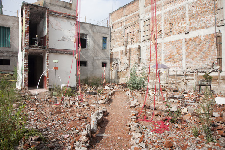 'O Castelo dos Tijolos Quebrados', uma exposição de guadalajara90210 + Reurbano - Mais Imagens