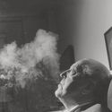 Mies van der Rohe com fumaça, 1957; fotografado para Life magazine. Imagem © Frank Scherschel/Time & Life Pictures/Getty Images