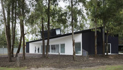 House Between Trees / Diego Arraigada Arquitecto