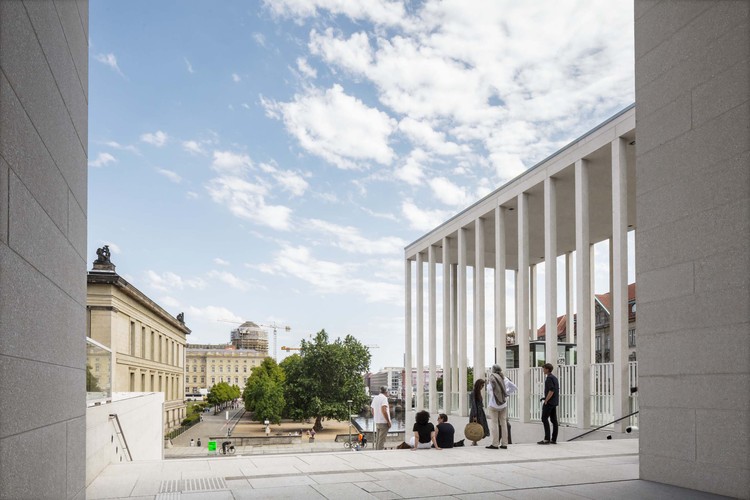 Vista hacia 'Lustgarten'. Imagen © Ute Zscharnt para David Chipperfield Architects