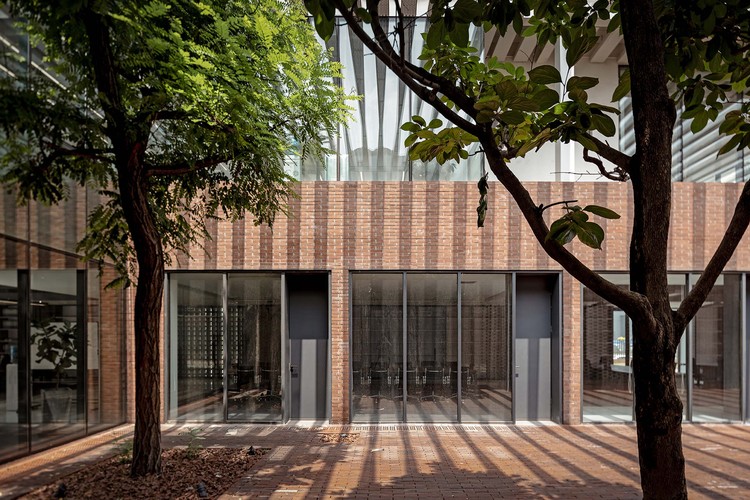 Dingshi Logistics Office / ARCHSTUDIO - Windows, Brick, Facade, Courtyard