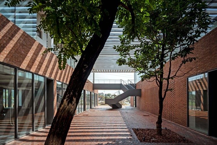Dingshi Logistics Office / ARCHSTUDIO - Windows, Facade
