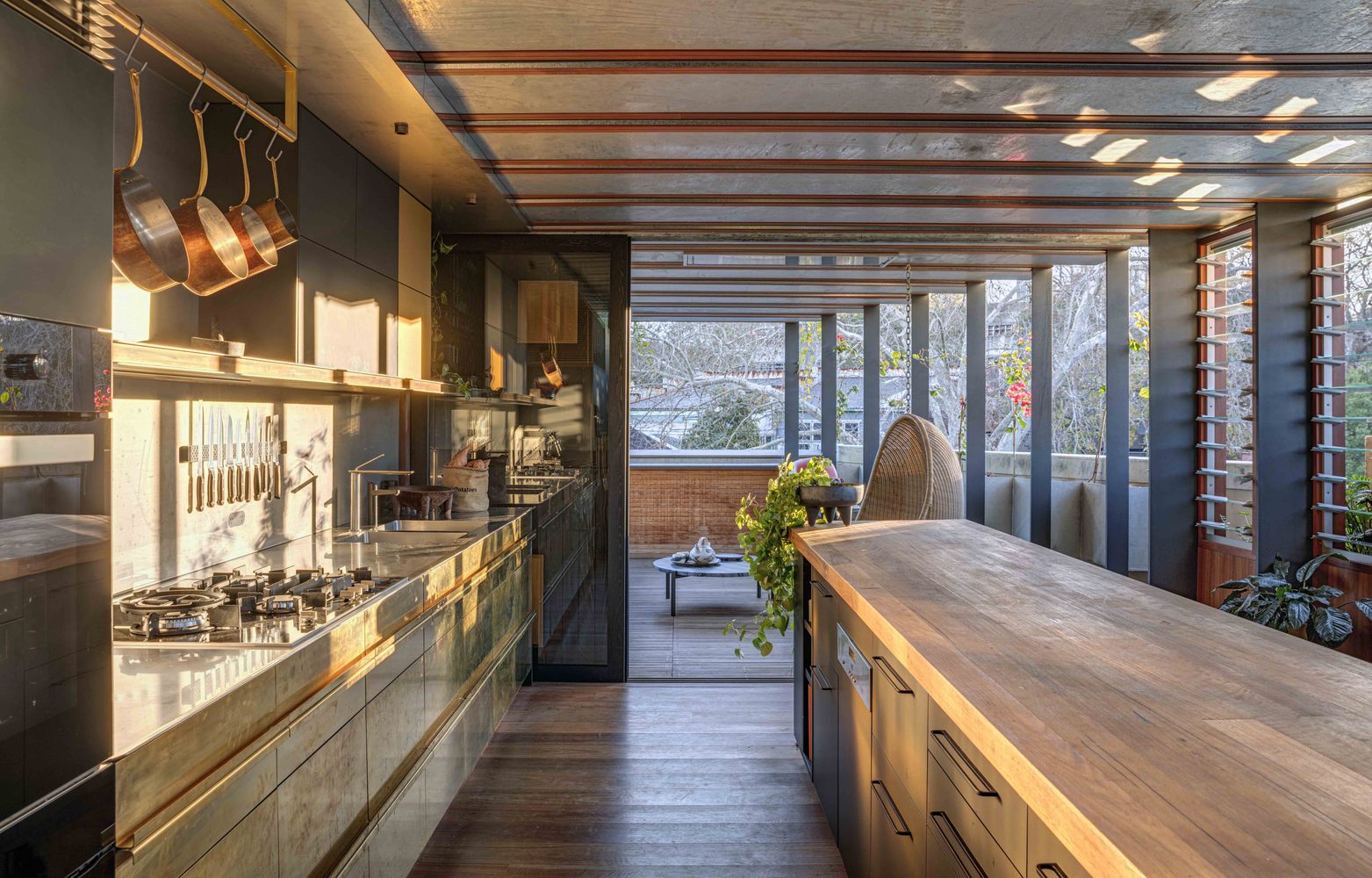 丛林小屋，当历史与树木的味道交织 / CplusC Architects + Builders - 室内图, 厨房, 门, 梁, 桌子, 台面, 椅子