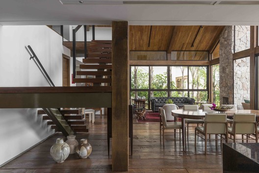 Casas brasileiras: 20 residências com piso de madeira - Imagem 4 de 21