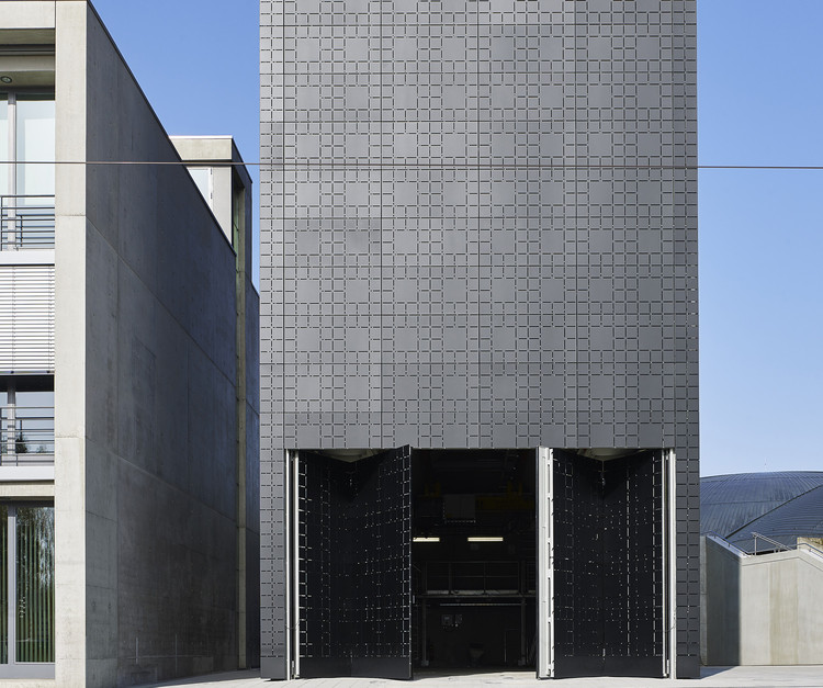 Galpão de armazenamento de pallets de madeira / Paul Bretz Architectes - Mais Imagens