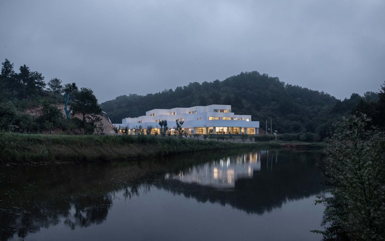 Shenshan Ridge Integrated Service Center / 3andwich Design / He Wei Studio - Waterfront