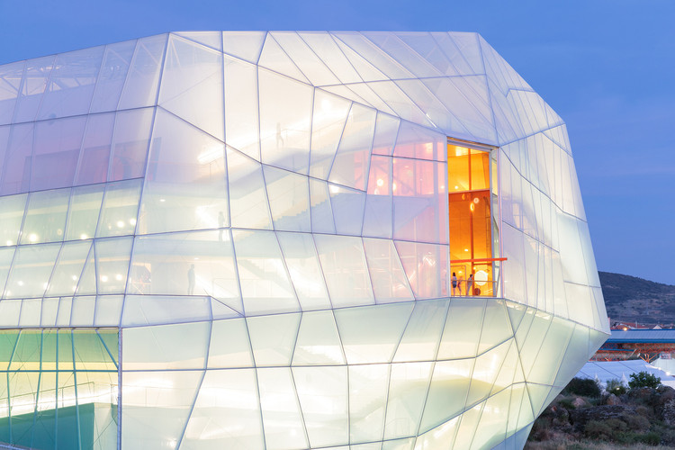 Edifícios lanterna: 12 edifícios que tiram proveito de suas fachadas iluminadas - Imagem 1 de 13