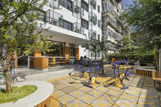Café BigSmall Beiluoguxiang / designRESERVE Café BigSmall Beiluoguxiang / designRESERVE - Imagem 2 de 20
