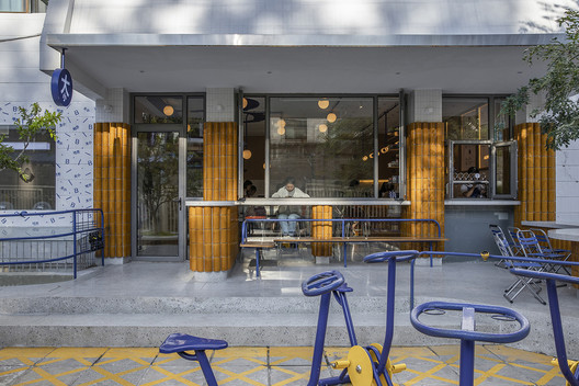 Café BigSmall Beiluoguxiang / designRESERVE Café BigSmall Beiluoguxiang / designRESERVE - Imagem 1 de 20