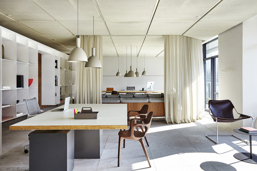 JL Madeira Office / Metro Arquitetos Associados JL Madeira Office / Metro Arquitetos Associados - Image 1 of 16