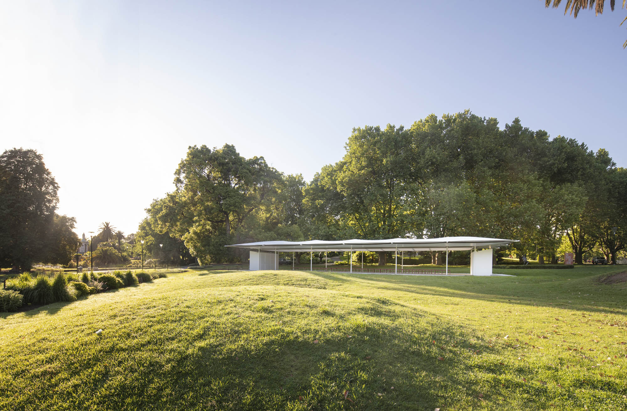 Galería de Glenn Murcutt inaugura su MPavilion 2019: un pabellón ligero ...