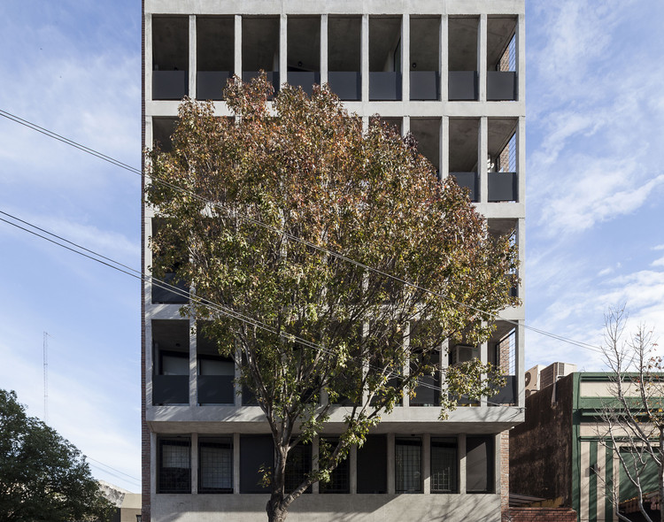Lagos Building / Estudio Aire - More Images