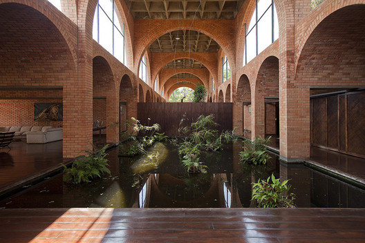 Brazilian Houses: 16 Residences with Reflecting Pools - Image 6 of 18