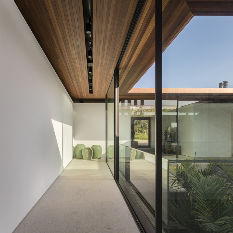 Casa Bela Vista / Bernardes Arquitetura - Janela, Fachada, Vidro, Corrimão, Viga