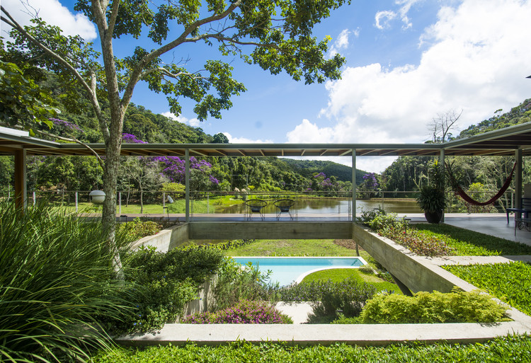 Duas casas no lago / Gaudenzi Arquitetura - Jardim, Aido