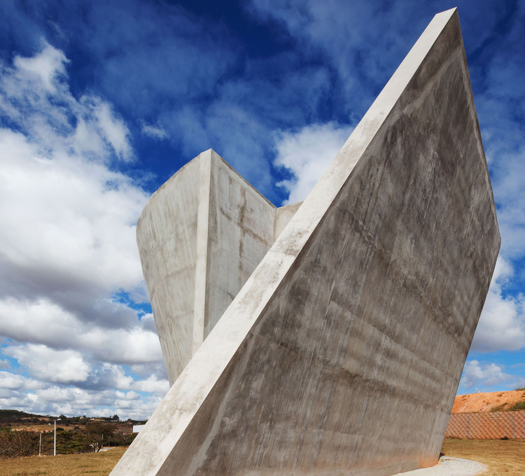 Nova Serrana Chapel / Kruchin Arquitetura - More Images