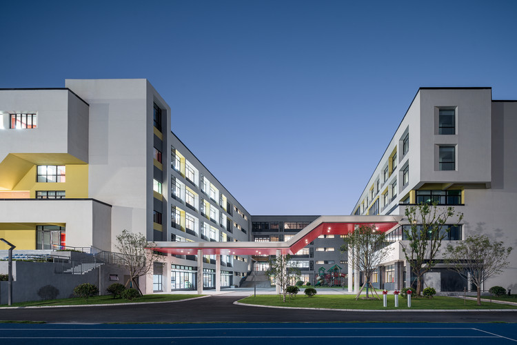 Shanghai United International School / Shixian Architects - Windows, Facade