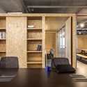 Bcredi Office / Arquea Arquitetos - Interior Photography, Table, Shelving, Chair, Beam
