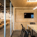 Bcredi Office / Arquea Arquitetos - Interior Photography, Table, Chair, Beam