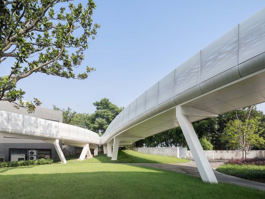 Pedestrian Bridge over Shanghai Taitong Ferry Station / Scenic Architecture Office - Image 19 of 36