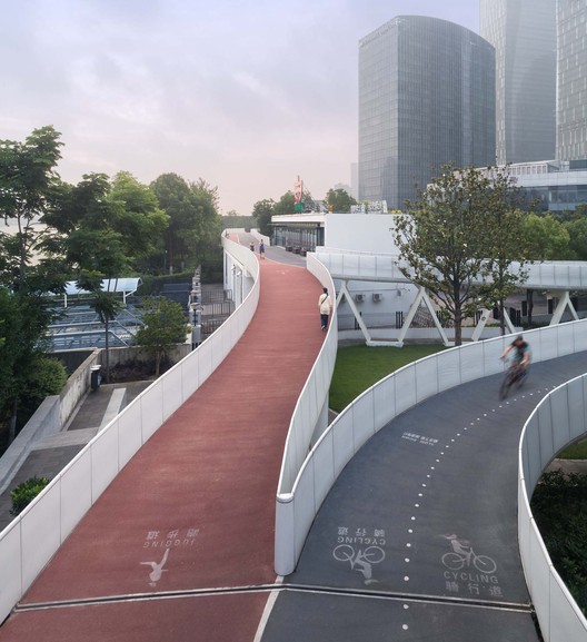 Pedestrian Bridge over Shanghai Taitong Ferry Station / Scenic Architecture Office - Image 13 of 36