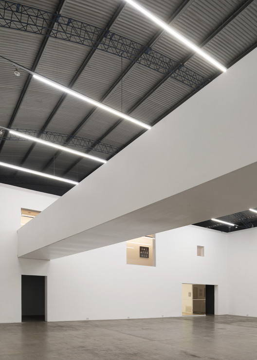 El Gran Vidrio Gallery Renovation / MMBB Arquitetos + Ben-Avid El Gran Vidrio Gallery Renovation / MMBB Arquitetos + Ben-Avid - Image 2 of 56
