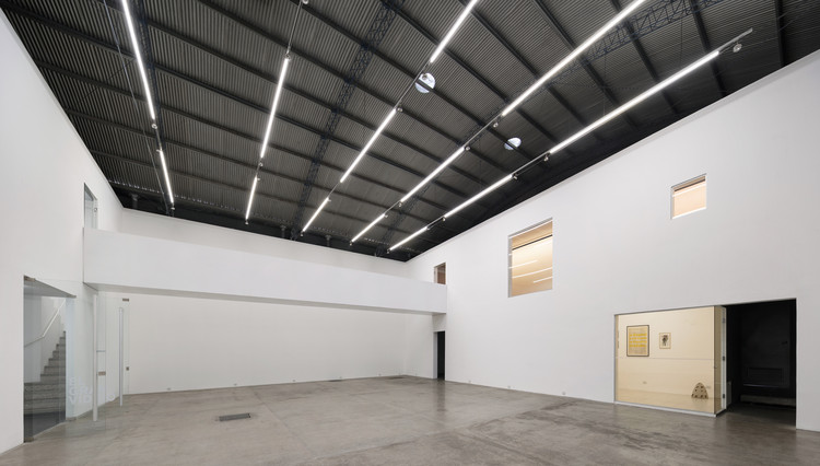 El Gran Vidrio Gallery Renovation / MMBB Arquitetos + Ben-Avid - Image 6 of 56