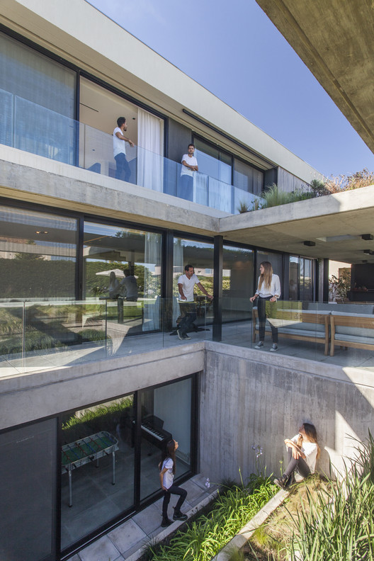 Casa R / Estudio GMARQ - Fachada, Barandas, Patio interior