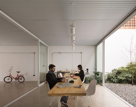 House with Studio and Workshop: Homes That Incorporate Workspaces in Argentina House with Studio and Workshop: Homes That Incorporate Workspaces in Argentina - Image 6 of 21