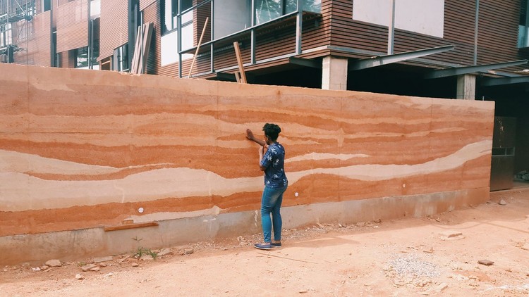 De paredes de terra a coberturas em palha: 10 técnicas de bioconstrução, Parede construída a partir da técnica de taipa de pilão. Cortesia de Hive Earth
