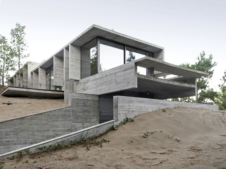 Exposed Concrete Houses in Argentina: 50 Projects and Their Floor Plans - Image 9 of 101