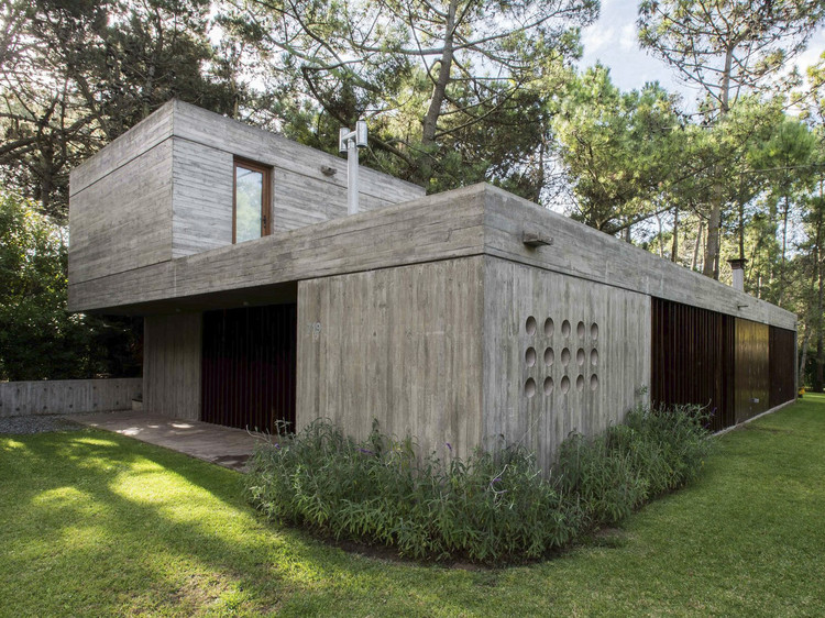 Exposed Concrete Houses in Argentina: 50 Projects and Their Floor Plans - Image 20 of 101