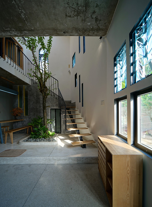 Casa Margarita / IZ Architects - Fotografía interior, Escaleras, Vidrio, Concreto