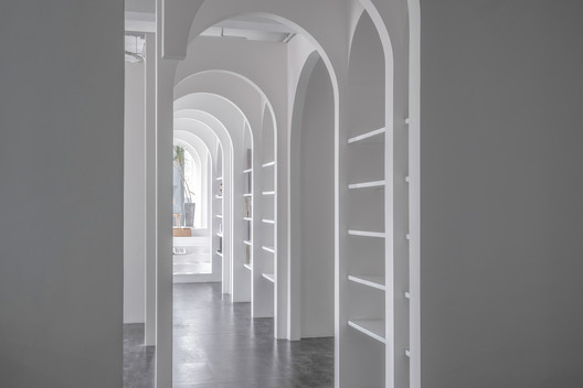 Librería Xinhua · Espacio Wormhole / Ray&Emilio Studio Librería Xinhua · Espacio Wormhole / Ray&Emilio Studio - Fotografía interior, Arco, Pilares