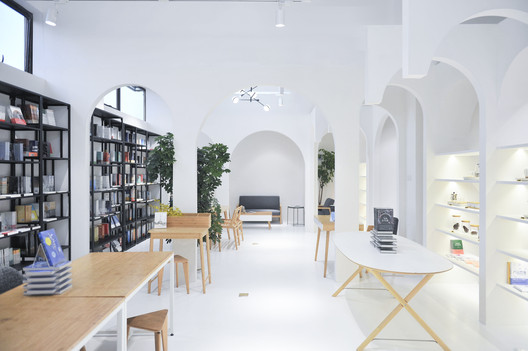 Librería Xinhua · Espacio Wormhole / Ray&Emilio Studio Librería Xinhua · Espacio Wormhole / Ray&Emilio Studio - Fotografía interior, Comedor, Estanterías