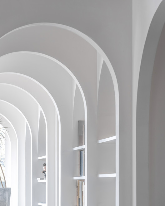 Librería Xinhua · Espacio Wormhole / Ray&Emilio Studio Librería Xinhua · Espacio Wormhole / Ray&Emilio Studio - Arco