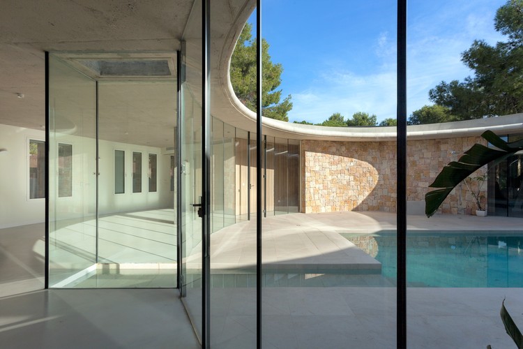 Casa ostra  / Ana Lozano Portillo - Fotografía exterior, Ventanas, Sillas, Fachada