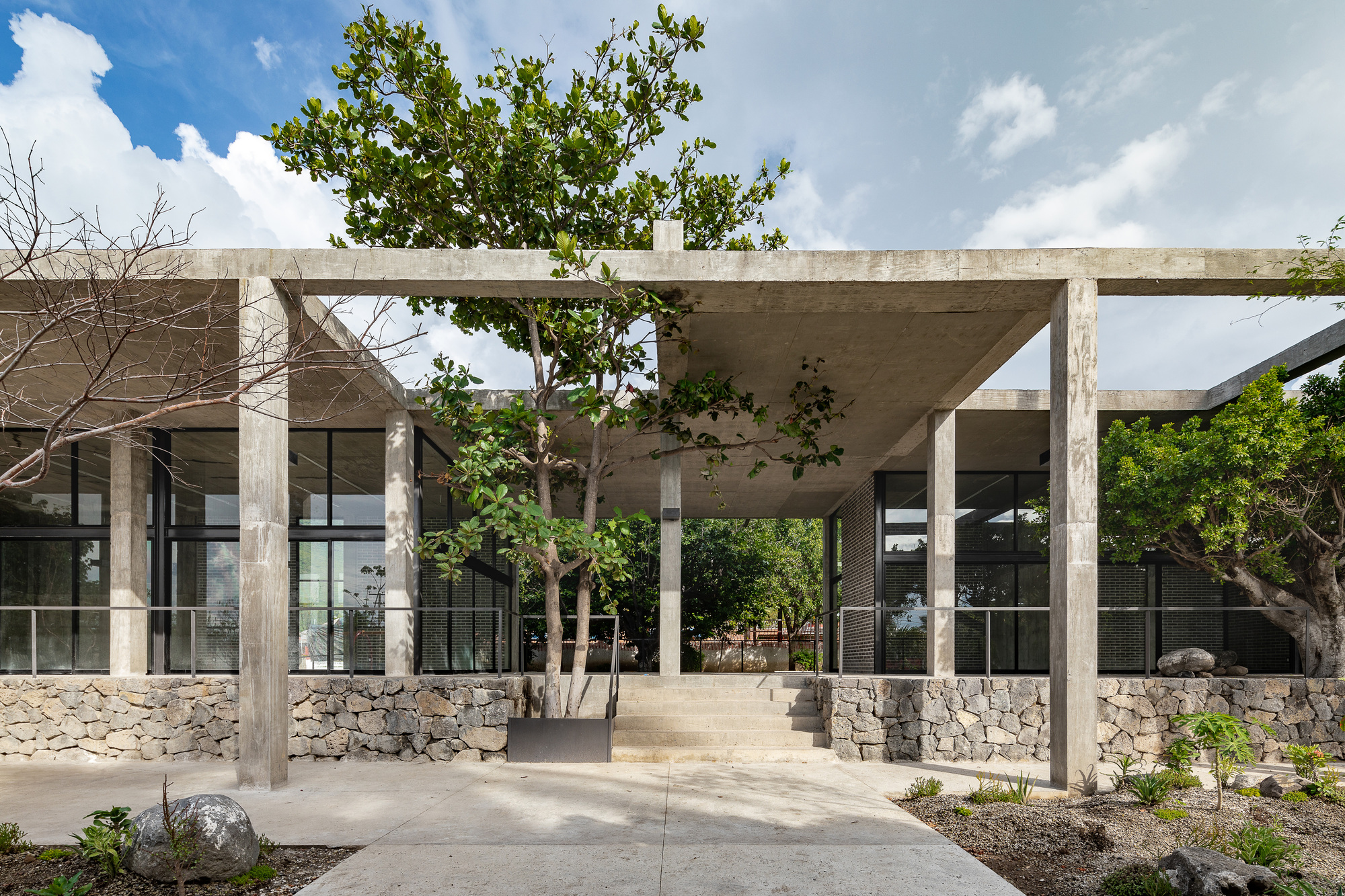 Gallery of El Higuerón Community Center / AGENdA Agencia de Arquitectura + + Dellekamp Schleich 1