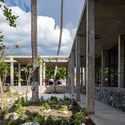 El Higuerón 公园社区发展中心 / AGENdA Agencia de Arquitectura + Dellekamp Schleich - 建筑图, 社区中心, 花园, 柱