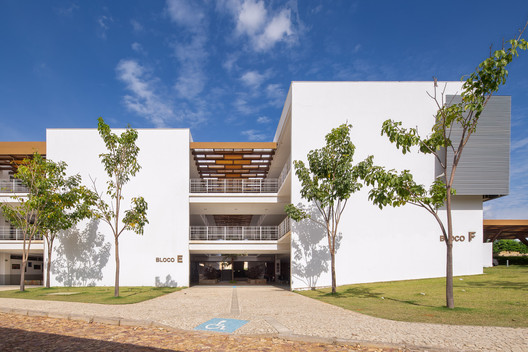Unileão Educational Pavilions / Lins Arquitetos Associados Unileão Educational Pavilions / Lins Arquitetos Associados - Exterior Photography, Facade